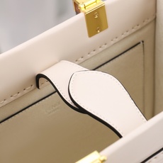 出货咯。小号全新size shine tote FÉŃĎI TOTE 托特包“阳光手提袋”简单字母LOG 出货咯。小号全新size shine tote FÉŃĎI TOTE 托特包“阳光手提袋”简单字母LOG
