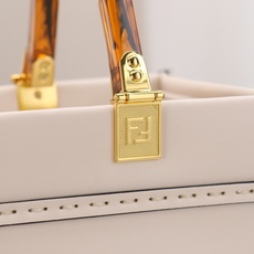 出货咯。小号全新size shine tote FÉŃĎI TOTE 托特包“阳光手提袋”简单字母LOG 出货咯。小号全新size shine tote FÉŃĎI TOTE 托特包“阳光手提袋”简单字母LOG