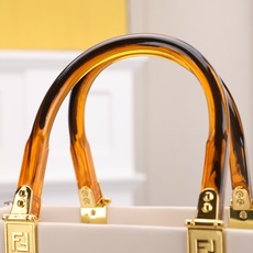 出货咯。小号全新size shine tote FÉŃĎI TOTE 托特包“阳光手提袋”简单字母LOG 出货咯。小号全新size shine tote FÉŃĎI TOTE 托特包“阳光手提袋”简单字母LOG