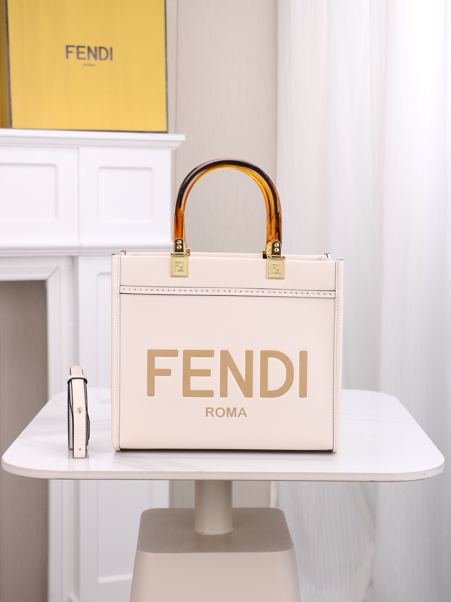 出货咯。小号全新size shine tote FÉŃĎI TOTE 托特包“阳光手提袋”简单字母LOG