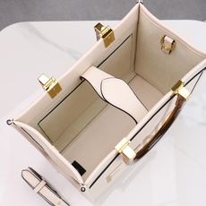 出货咯。小号全新size shine tote FÉŃĎI TOTE 托特包“阳光手提袋”简单字母LOG 出货咯。小号全新size shine tote FÉŃĎI TOTE 托特包“阳光手提袋”简单字母LOG