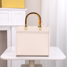 出货咯。小号全新size shine tote FÉŃĎI TOTE 托特包“阳光手提袋”简单字母LOG 出货咯。小号全新size shine tote FÉŃĎI TOTE 托特包“阳光手提袋”简单字母LOG
