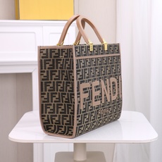 中号,77120FÉŃĎI TOTE 托特包“阳光手提袋”经典双F老花包身,双手柄是整个包包最大焦点,单 中号,77120FÉŃĎI TOTE 托特包“阳光手提袋”经典双F老花包身,双手柄是整个包包最大焦点,单