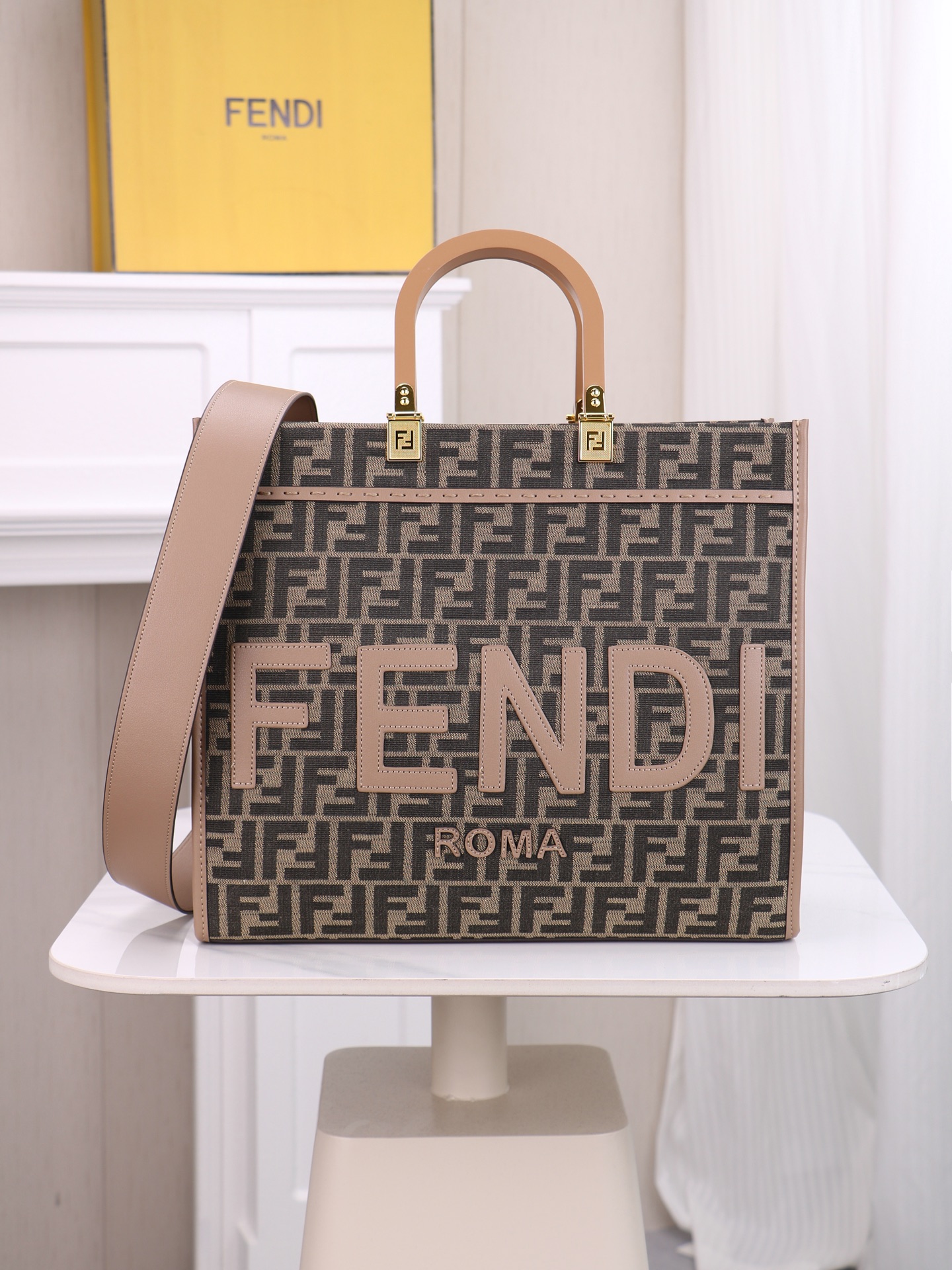 中号，77120FÉŃĎI TOTE 托特包“阳光手提袋”经典双F老花包身，双手柄是整个包包最大焦点，单