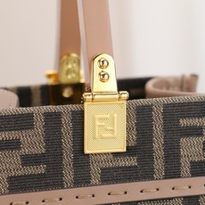 小号,现货7722FÉŃĎI TOTE 托特包“阳光手提袋”经典双F老花包身,琥珀色双手柄是整个包包最大 小号,现货7722FÉŃĎI TOTE 托特包“阳光手提袋”经典双F老花包身,琥珀色双手柄是整个包包最大