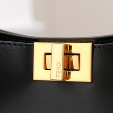 回货【FENDI x-lite】Peekaboo系列手袋10周年而诞生的全新Peekaboo X-Lit 回货【FENDI x-lite】Peekaboo系列手袋10周年而诞生的全新Peekaboo X-Lit