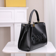 回货【FENDI x-lite】Peekaboo系列手袋10周年而诞生的全新Peekaboo X-Lit 回货【FENDI x-lite】Peekaboo系列手袋10周年而诞生的全新Peekaboo X-Lit