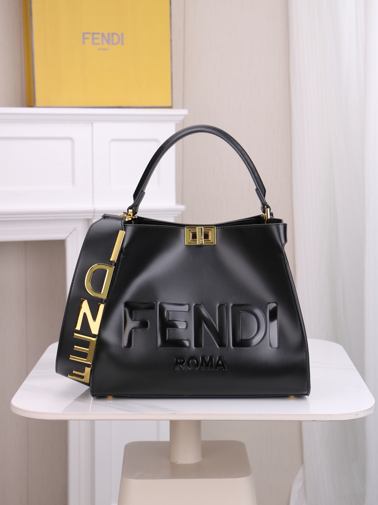 回货【FENDI x-lite】Peekaboo系列手袋10周年而诞生的全新Peekaboo X-Lit