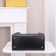 回货【FENDI x-lite】Peekaboo系列手袋10周年而诞生的全新Peekaboo X-Lit 回货【FENDI x-lite】Peekaboo系列手袋10周年而诞生的全新Peekaboo X-Lit