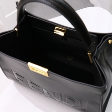 回货【FENDI x-lite】Peekaboo系列手袋10周年而诞生的全新Peekaboo X-Lit 回货【FENDI x-lite】Peekaboo系列手袋10周年而诞生的全新Peekaboo X-Lit