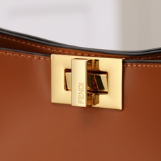回货【FENDI x-lite】Peekaboo系列手袋10周年而诞生的全新Peekaboo X-Lit 回货【FENDI x-lite】Peekaboo系列手袋10周年而诞生的全新Peekaboo X-Lit