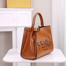 回货【FENDI x-lite】Peekaboo系列手袋10周年而诞生的全新Peekaboo X-Lit 回货【FENDI x-lite】Peekaboo系列手袋10周年而诞生的全新Peekaboo X-Lit