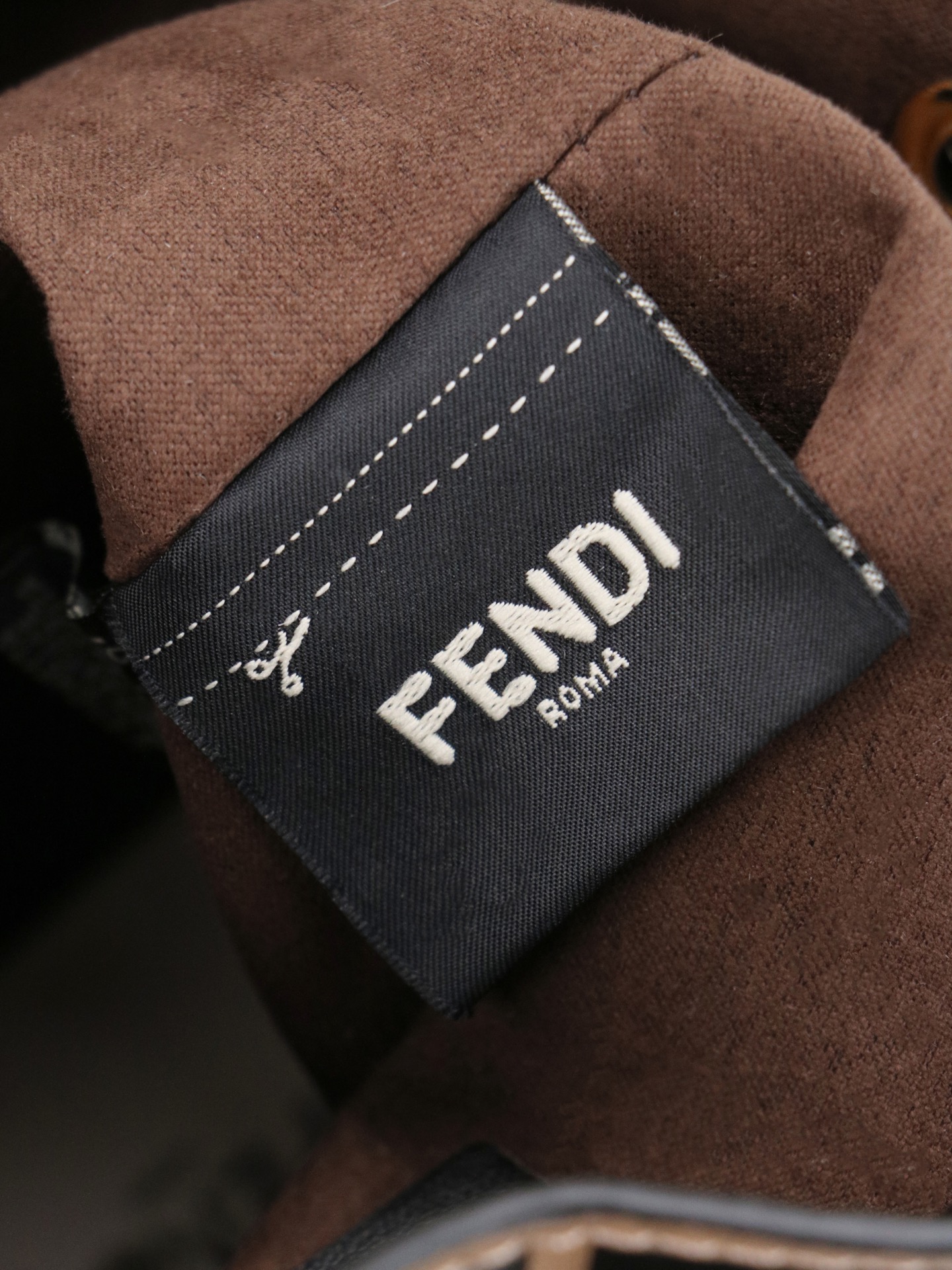 （升级版 百分之百头层牛皮）【Fendi MINI BUCKET】小巧玲珑的，却又如此大容量双F经典又再