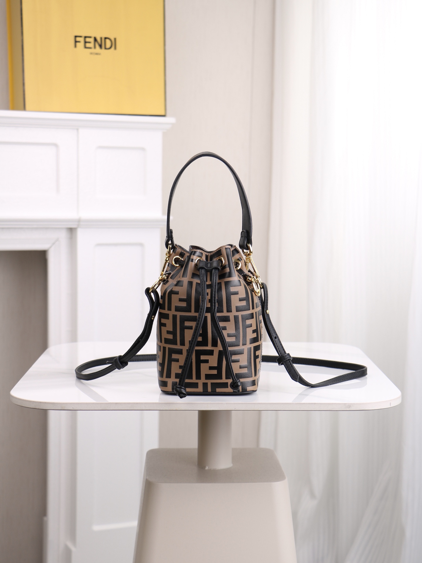 （升级版 百分之百头层牛皮）【Fendi MINI BUCKET】小巧玲珑的，却又如此大容量双F经典又再
