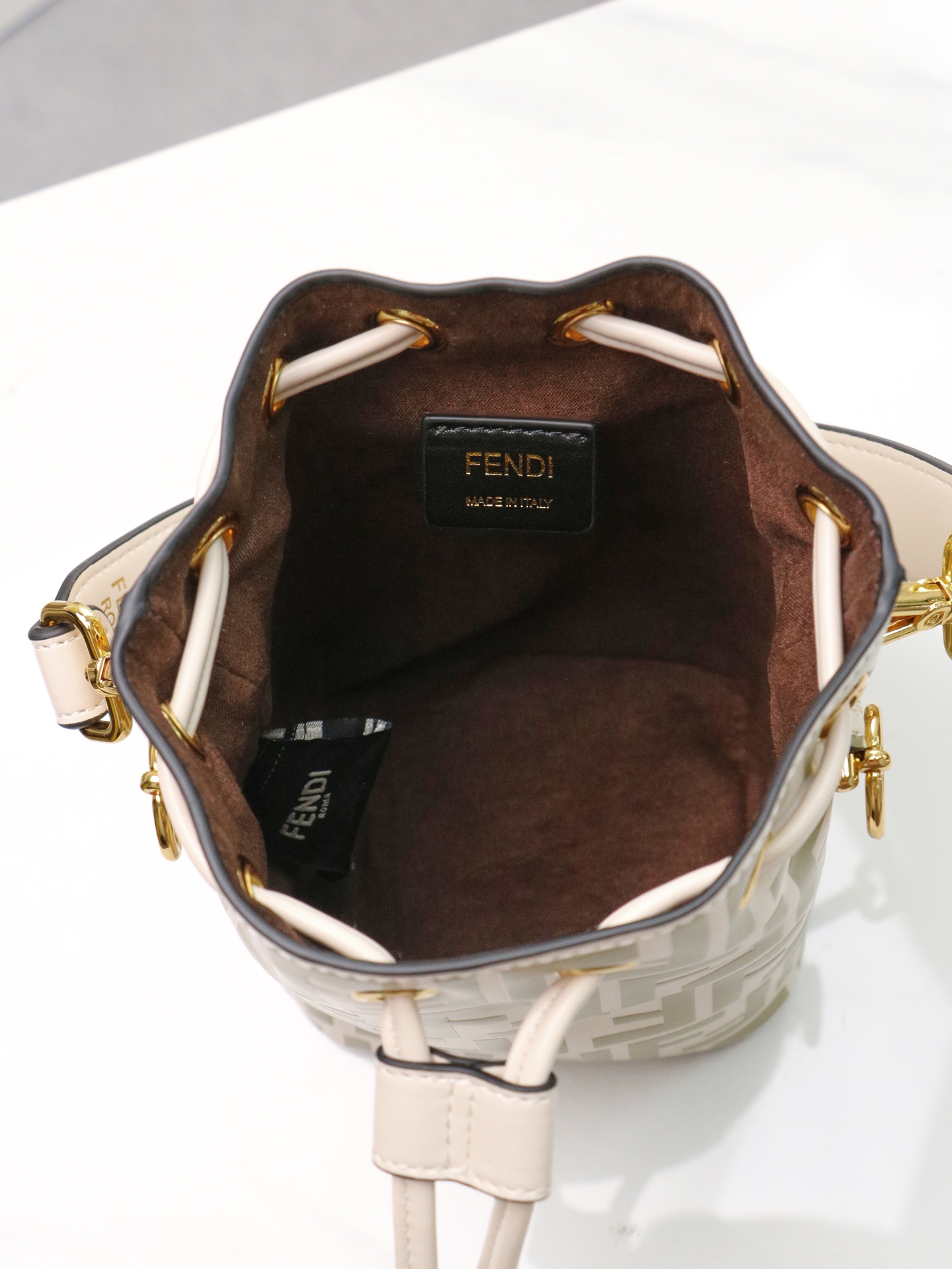 (升级版 百分之百头层牛皮)【Fendi MINI BUCKET】小巧玲珑的,却又如此大容量双F经典又再 (升级版 百分之百头层牛皮)【Fendi MINI BUCKET】小巧玲珑的,却又如此大容量双F经典又再