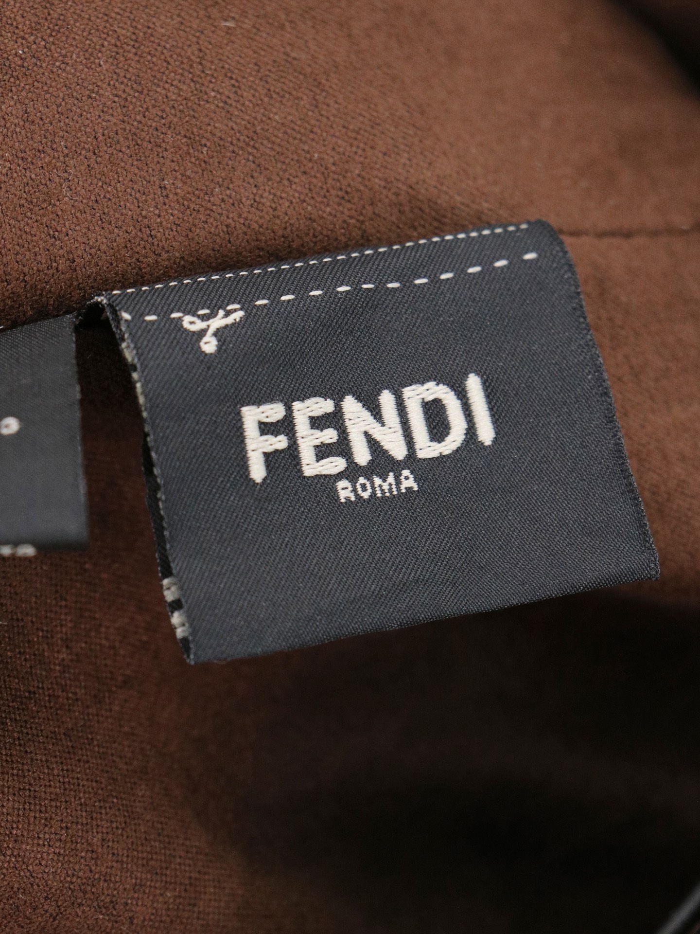 (升级版 百分之百头层牛皮)【Fendi MINI BUCKET】小巧玲珑的,却又如此大容量双F经典又再 (升级版 百分之百头层牛皮)【Fendi MINI BUCKET】小巧玲珑的,却又如此大容量双F经典又再