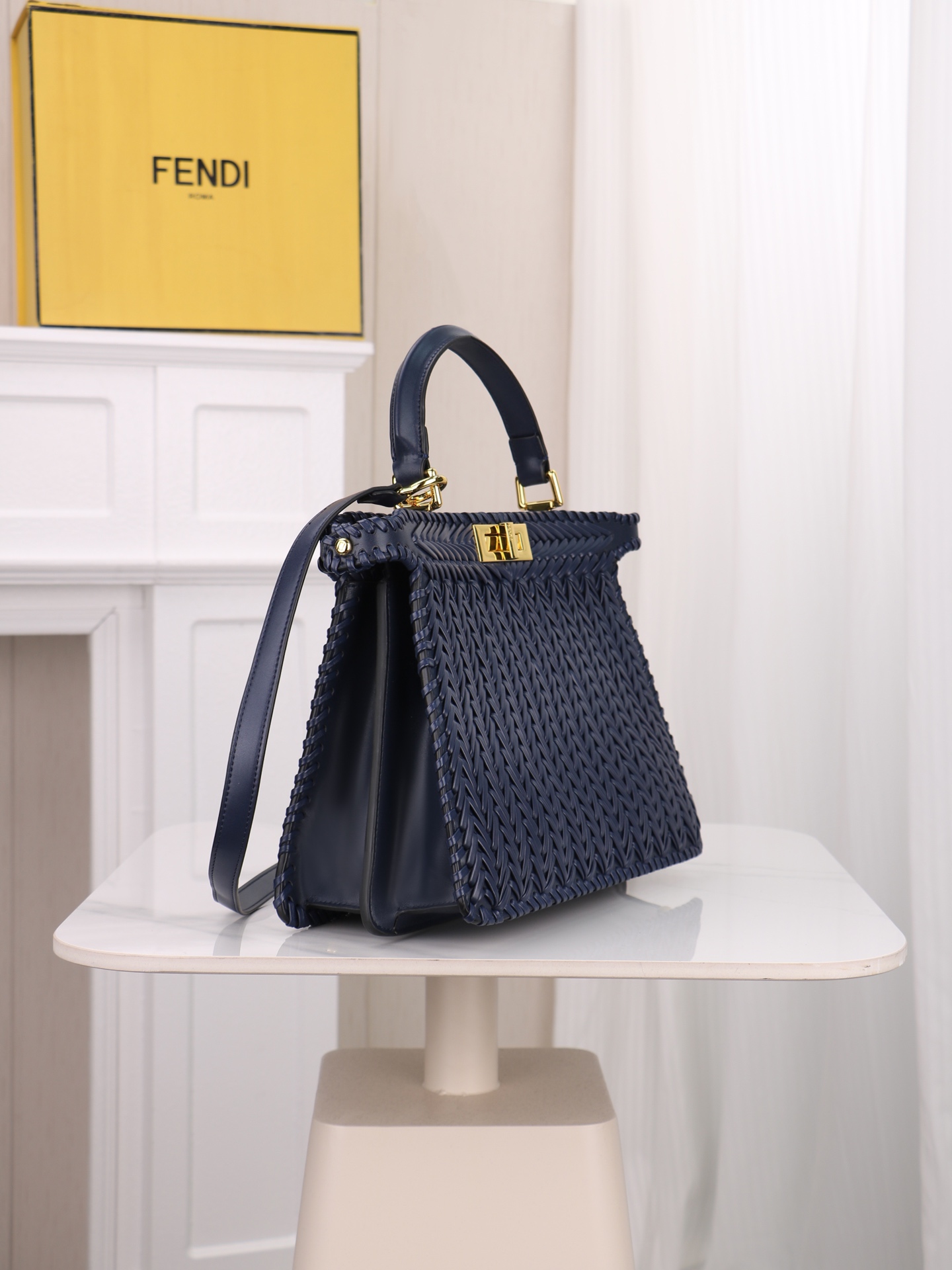 型号3317上新啦💗 新款出货 ,现货首发 Iconic Peekaboo ISeeU大号手袋,手工皮编织。两侧饰有标志 型号3317上新啦💗 新款出货 ,现货首发 Iconic Peekaboo ISeeU大号手袋,手工皮编织。两侧饰有标志