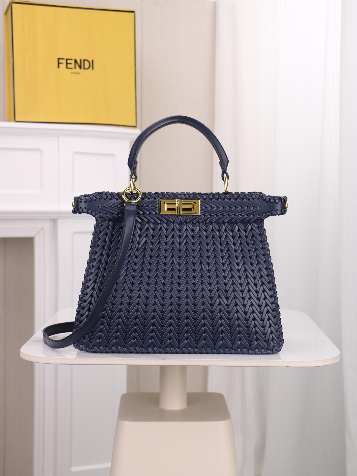 型号3317上新啦💗 新款出货 ,现货首发 Iconic Peekaboo ISeeU大号手袋,手工皮编织。两侧饰有标志 型号3317上新啦💗 新款出货 ,现货首发 Iconic Peekaboo ISeeU大号手袋,手工皮编织。两侧饰有标志