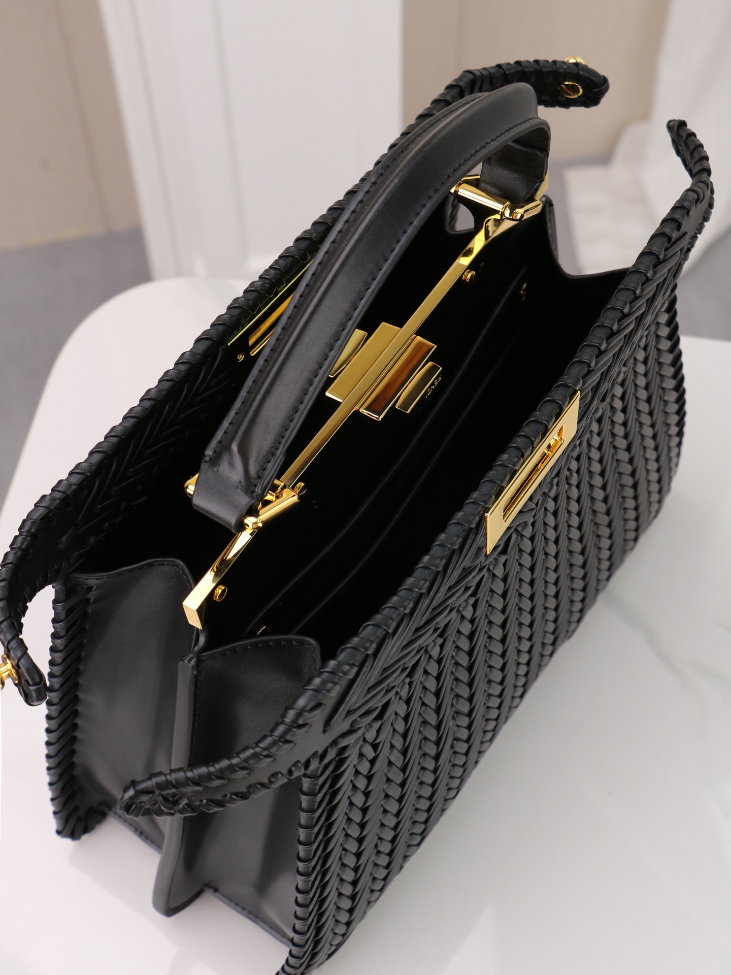 型号3317上新啦💗 新款出货 ,现货首发 Iconic Peekaboo ISeeU大号手袋,手工皮编织。两侧饰有标志 型号3317上新啦💗 新款出货 ,现货首发 Iconic Peekaboo ISeeU大号手袋,手工皮编织。两侧饰有标志
