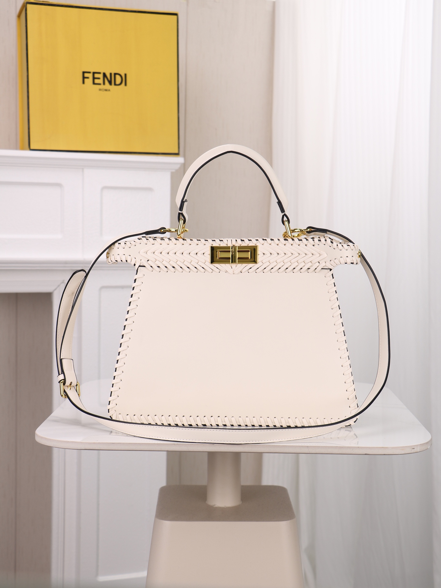 型号3317上新啦💗 新款出货 ,现货首发 Iconic Peekaboo ISeeU大号手袋,手工皮编织。两侧饰有标志 型号3317上新啦💗 新款出货 ,现货首发 Iconic Peekaboo ISeeU大号手袋,手工皮编织。两侧饰有标志
