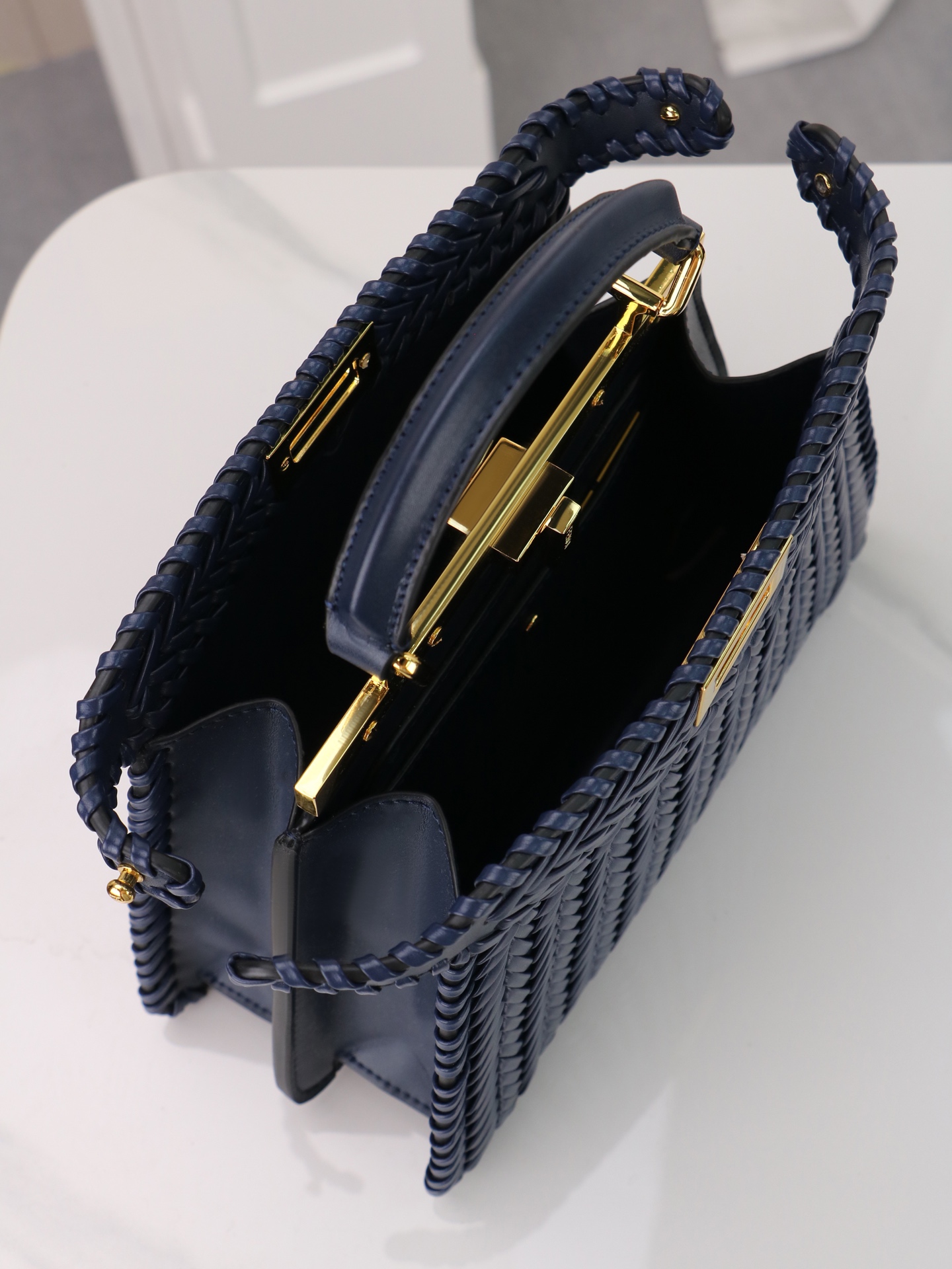 型号3318上新啦💗 ———-NEW-—— 标志性中号BAGUETTE手袋，提花FF图案布料材质，并饰有350多颗人造水