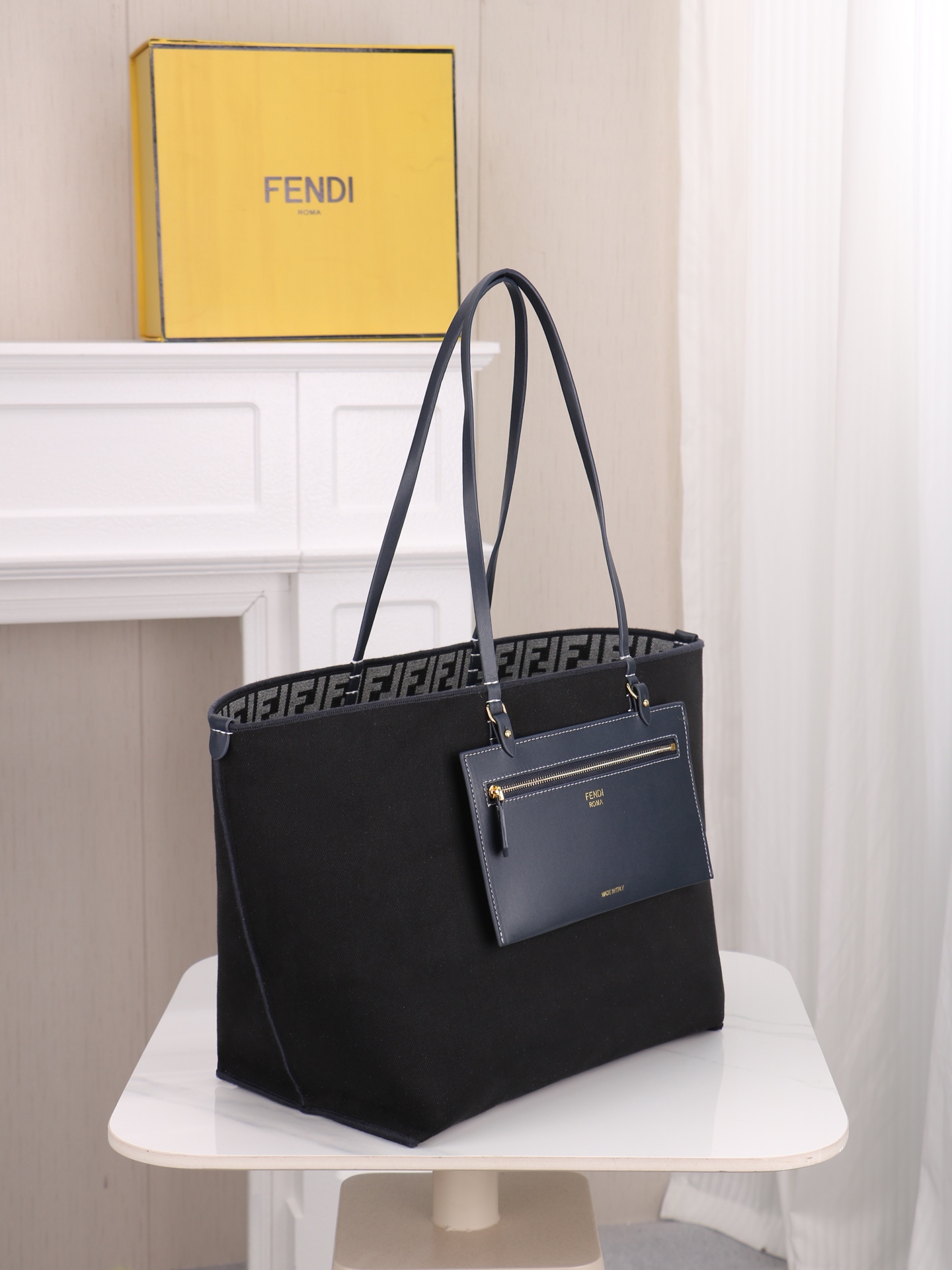  型号8963 双面可用 原单品质,一分钱一分货👍实力叫板🤛,最新 roll bag ,可双面使用!官网最新手提袋,与  型号8963 双面可用 原单品质,一分钱一分货👍实力叫板🤛,最新 roll bag ,可双面使用!官网最新手提袋,与
