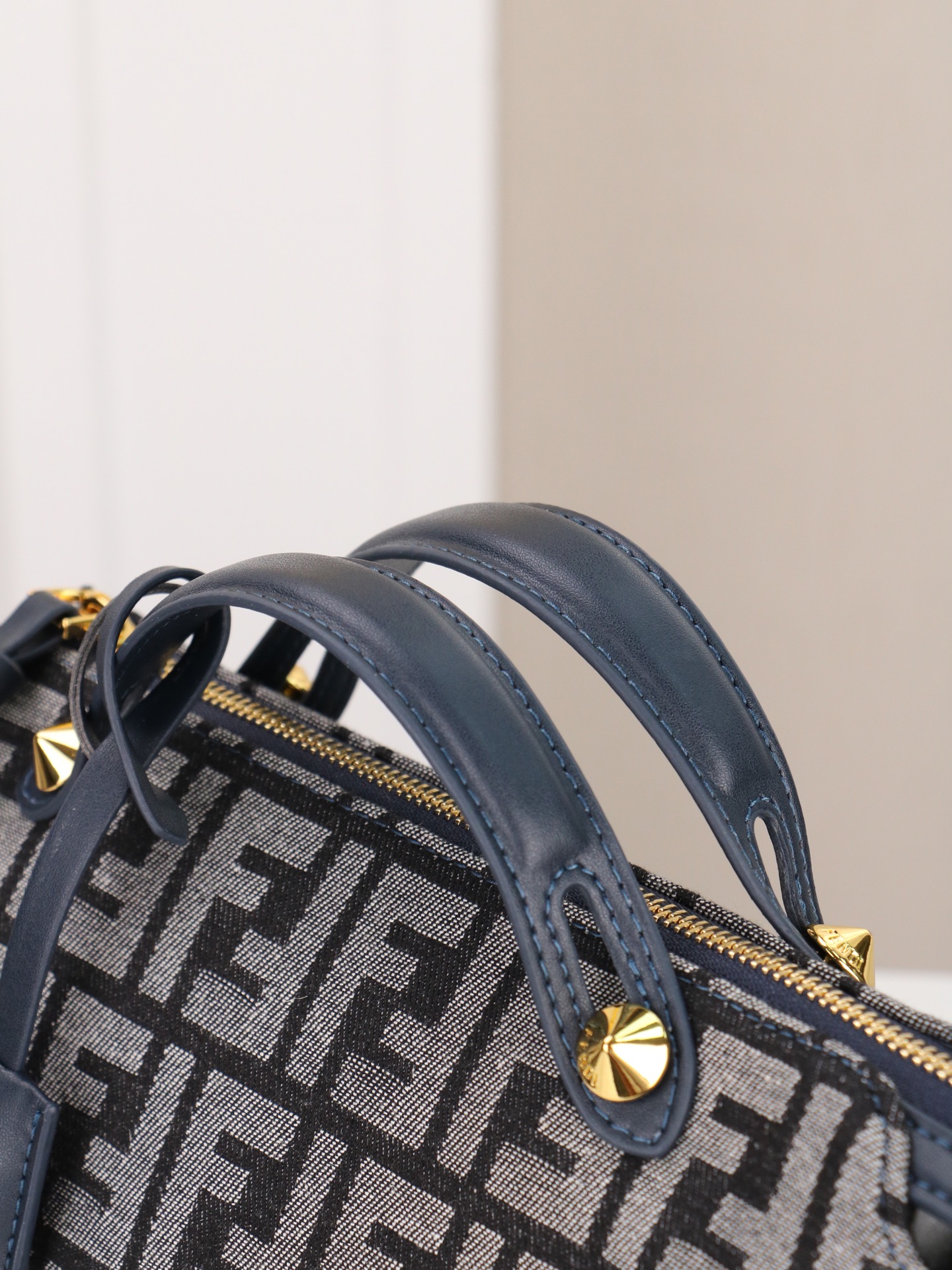 FENDI^ 新品波士顿手提包~ 经典老花布料搭配小牛皮材质,双提手和吊坠,可调节可拆卸肩带,顶部拉链设计,通过拉链隔层 FENDI^ 新品波士顿手提包~ 经典老花布料搭配小牛皮材质,双提手和吊坠,可调节可拆卸肩带,顶部拉链设计,通过拉链隔层