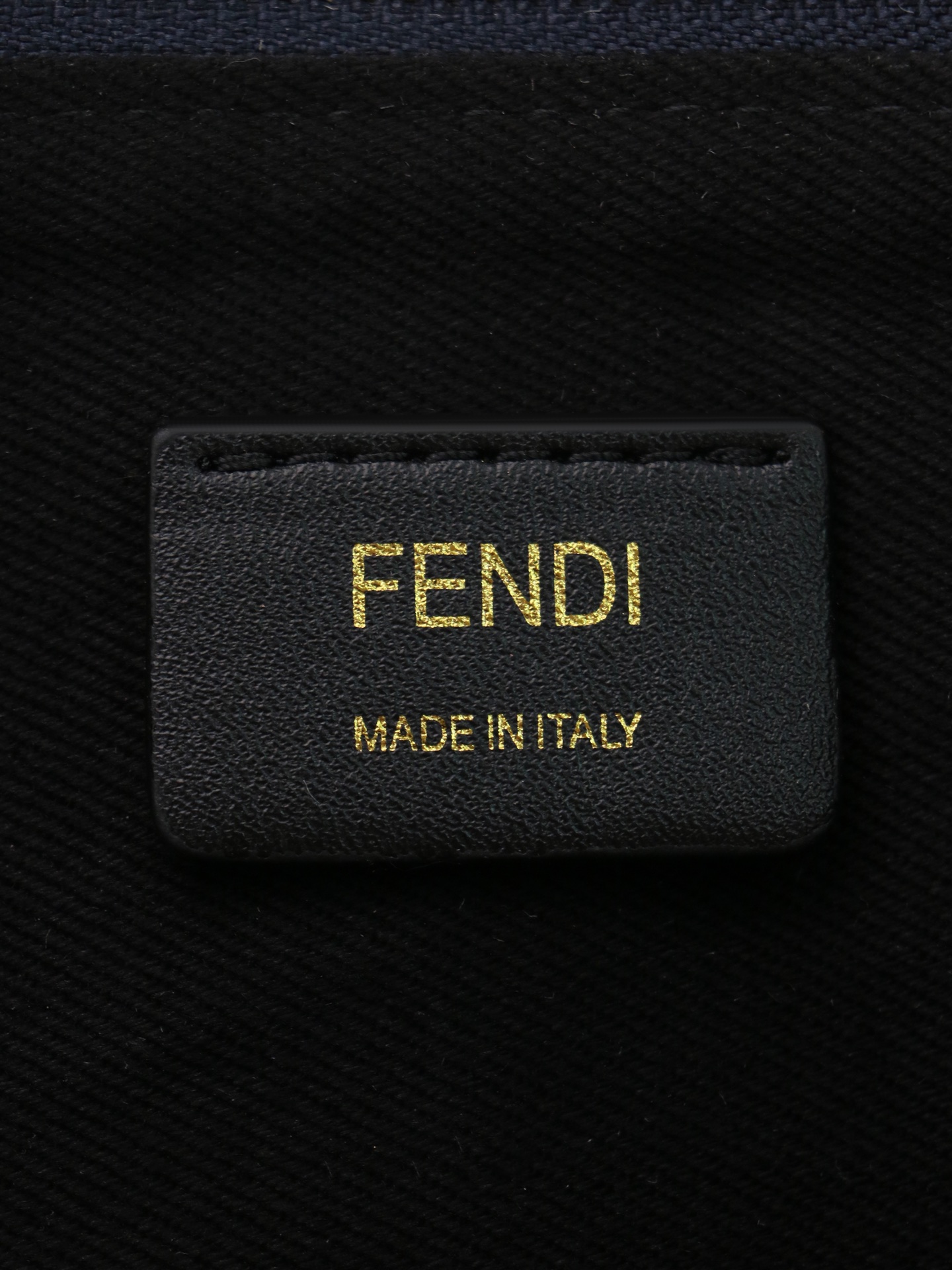 FENDI^ 新品波士顿手提包~ 经典老花布料搭配小牛皮材质,双提手和吊坠,可调节可拆卸肩带,顶部拉链设计,通过拉链隔层 FENDI^ 新品波士顿手提包~ 经典老花布料搭配小牛皮材质,双提手和吊坠,可调节可拆卸肩带,顶部拉链设计,通过拉链隔层