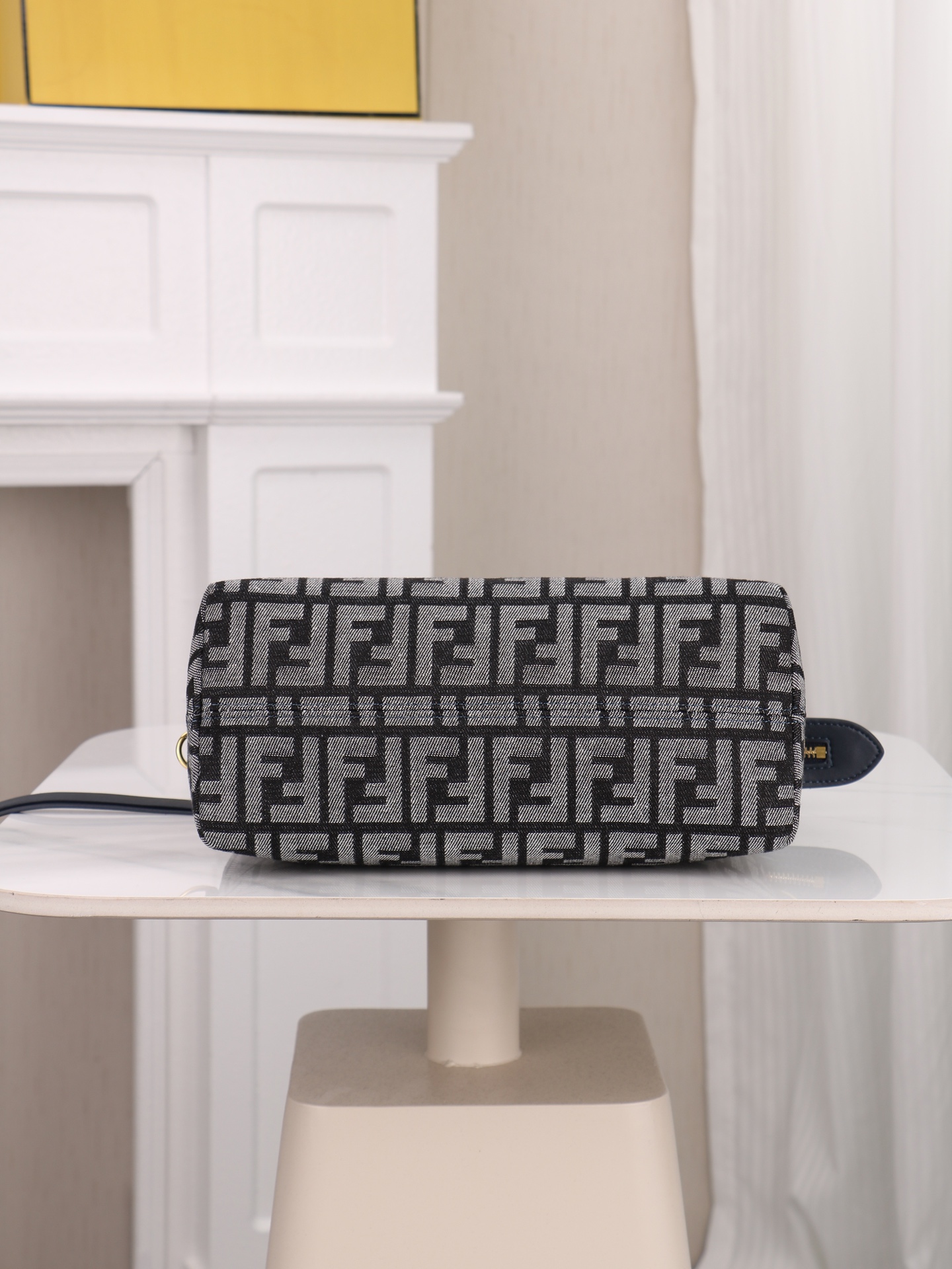 FENDI^ 新品波士顿手提包~ 经典老花布料搭配小牛皮材质,双提手和吊坠,可调节可拆卸肩带,顶部拉链设计,通过拉链隔层 FENDI^ 新品波士顿手提包~ 经典老花布料搭配小牛皮材质,双提手和吊坠,可调节可拆卸肩带,顶部拉链设计,通过拉链隔层