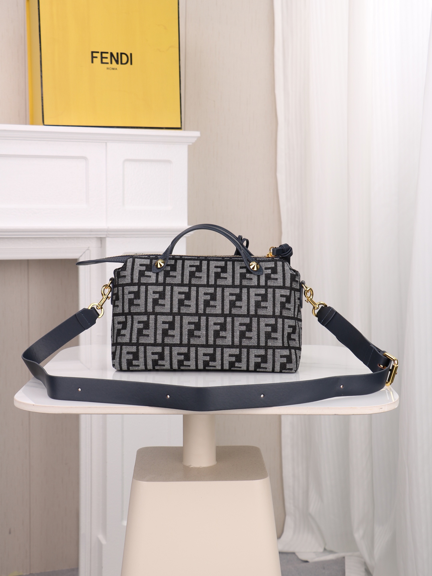 FENDI^ 新品波士顿手提包~ 经典老花布料搭配小牛皮材质,双提手和吊坠,可调节可拆卸肩带,顶部拉链设计,通过拉链隔层 FENDI^ 新品波士顿手提包~ 经典老花布料搭配小牛皮材质,双提手和吊坠,可调节可拆卸肩带,顶部拉链设计,通过拉链隔层
