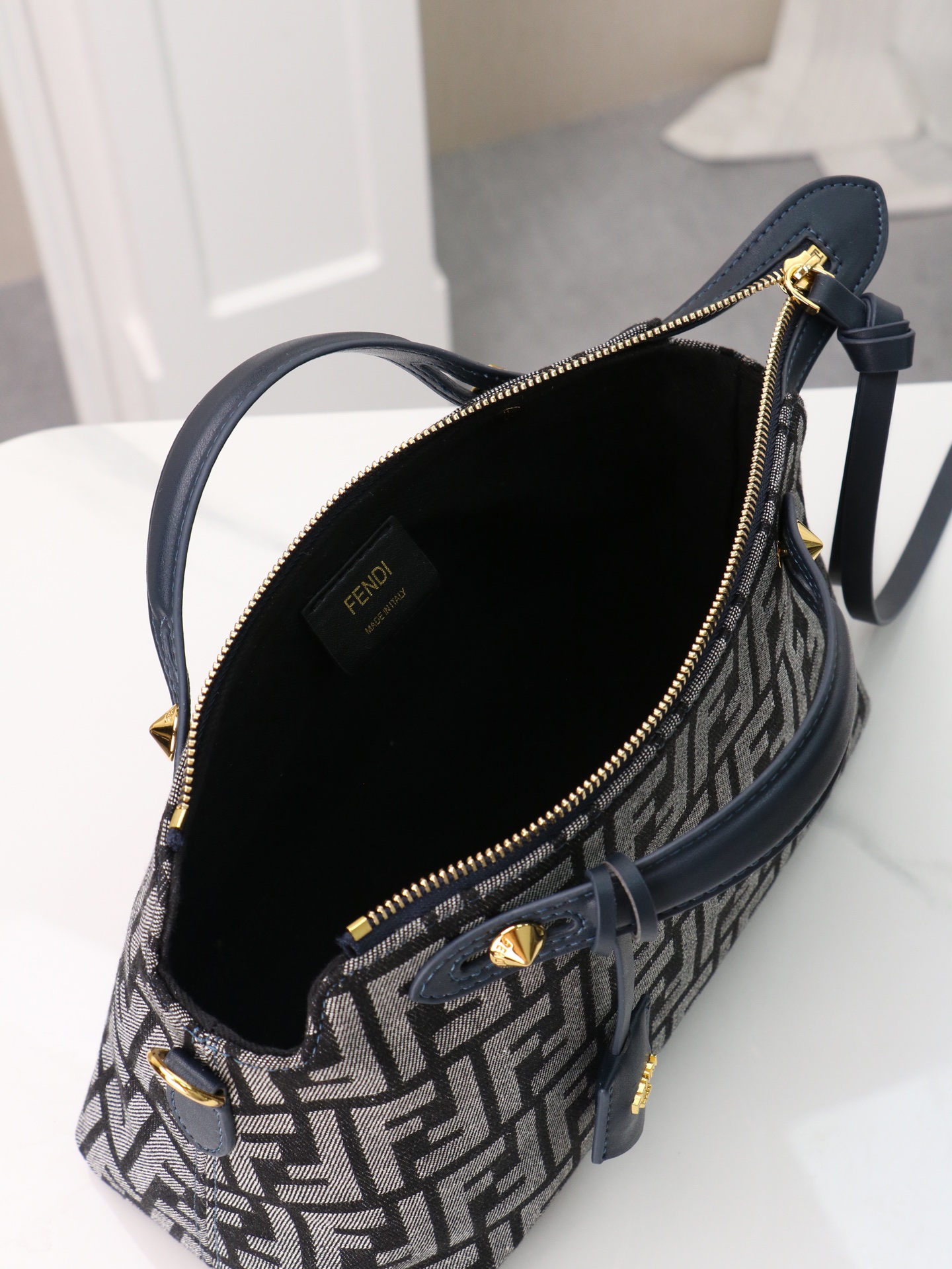 FENDI^ 新品波士顿手提包~ 经典老花布料搭配小牛皮材质,双提手和吊坠,可调节可拆卸肩带,顶部拉链设计,通过拉链隔层 FENDI^ 新品波士顿手提包~ 经典老花布料搭配小牛皮材质,双提手和吊坠,可调节可拆卸肩带,顶部拉链设计,通过拉链隔层