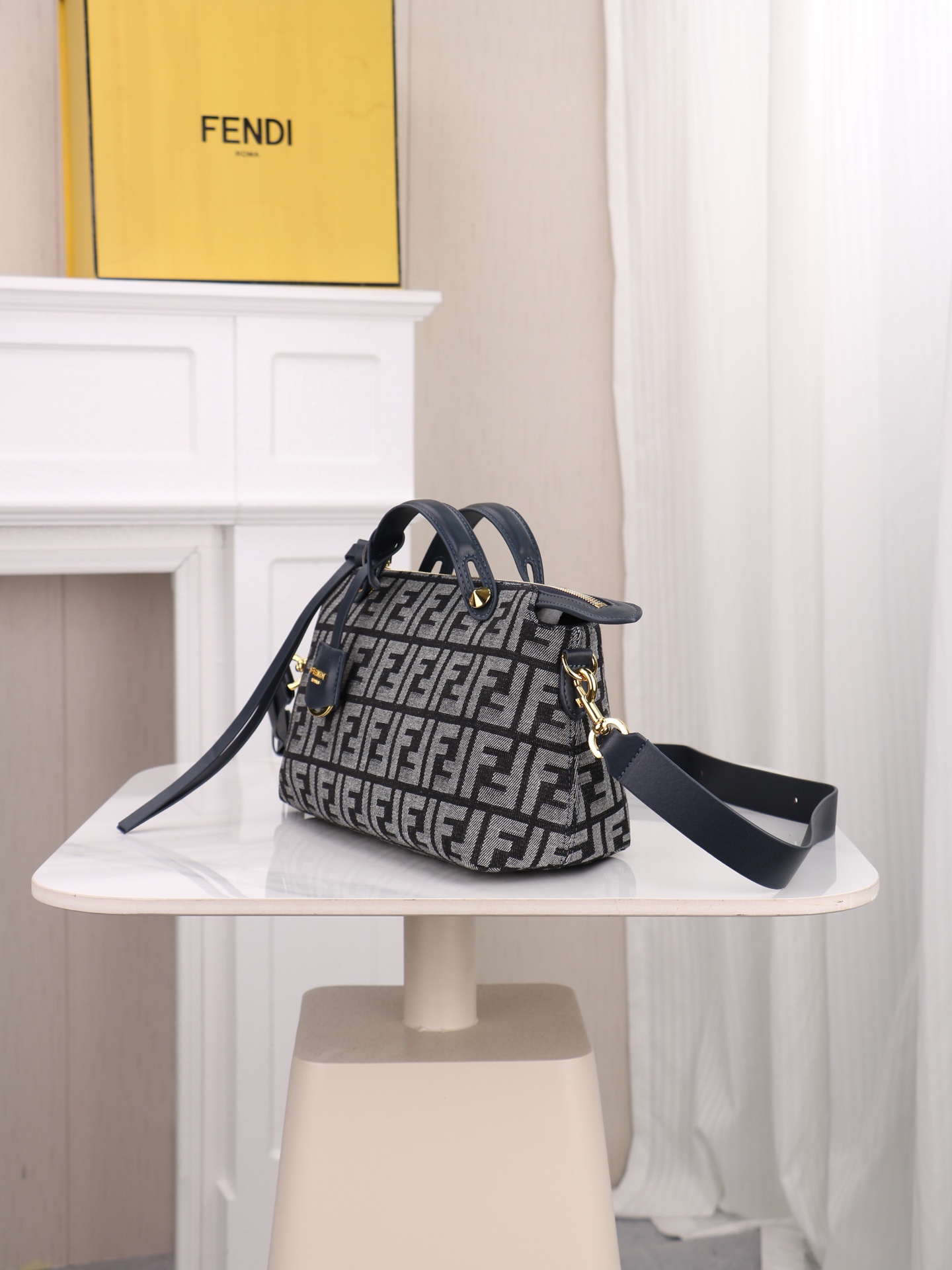 FENDI^ 新品波士顿手提包~ 经典老花布料搭配小牛皮材质,双提手和吊坠,可调节可拆卸肩带,顶部拉链设计,通过拉链隔层 FENDI^ 新品波士顿手提包~ 经典老花布料搭配小牛皮材质,双提手和吊坠,可调节可拆卸肩带,顶部拉链设计,通过拉链隔层