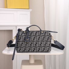 FENDI^ 新品波士顿手提包~ 经典老花布料搭配小牛皮材质,双提手和吊坠,可调节可拆卸肩带,顶部拉链设计,通过拉链隔层 FENDI^ 新品波士顿手提包~ 经典老花布料搭配小牛皮材质,双提手和吊坠,可调节可拆卸肩带,顶部拉链设计,通过拉链隔层