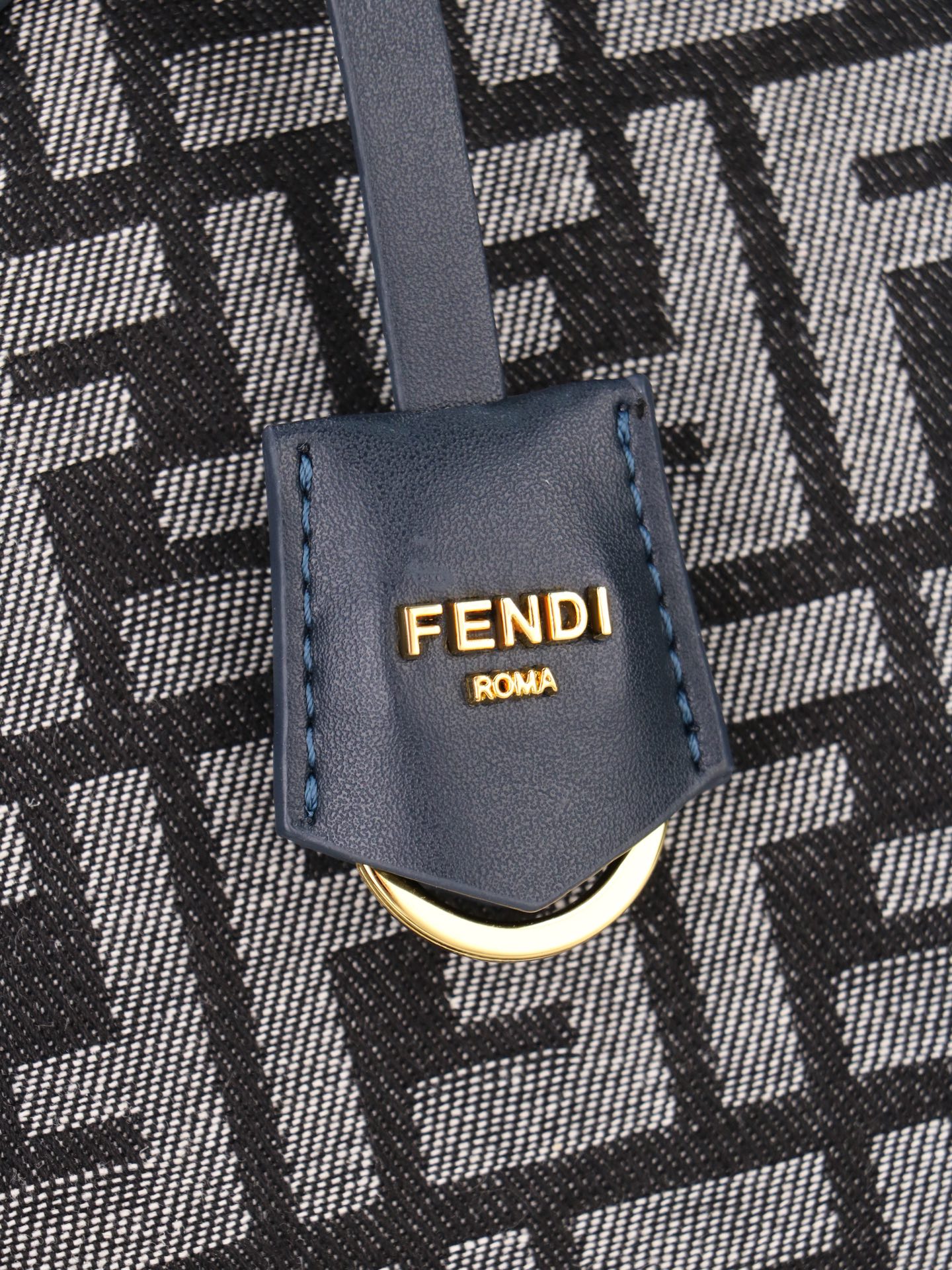 FENDI^ 新品波士顿手提包~ 经典老花布料搭配小牛皮材质,双提手和吊坠,可调节可拆卸肩带,顶部拉链设计,通过拉链隔层 FENDI^ 新品波士顿手提包~ 经典老花布料搭配小牛皮材质,双提手和吊坠,可调节可拆卸肩带,顶部拉链设计,通过拉链隔层
