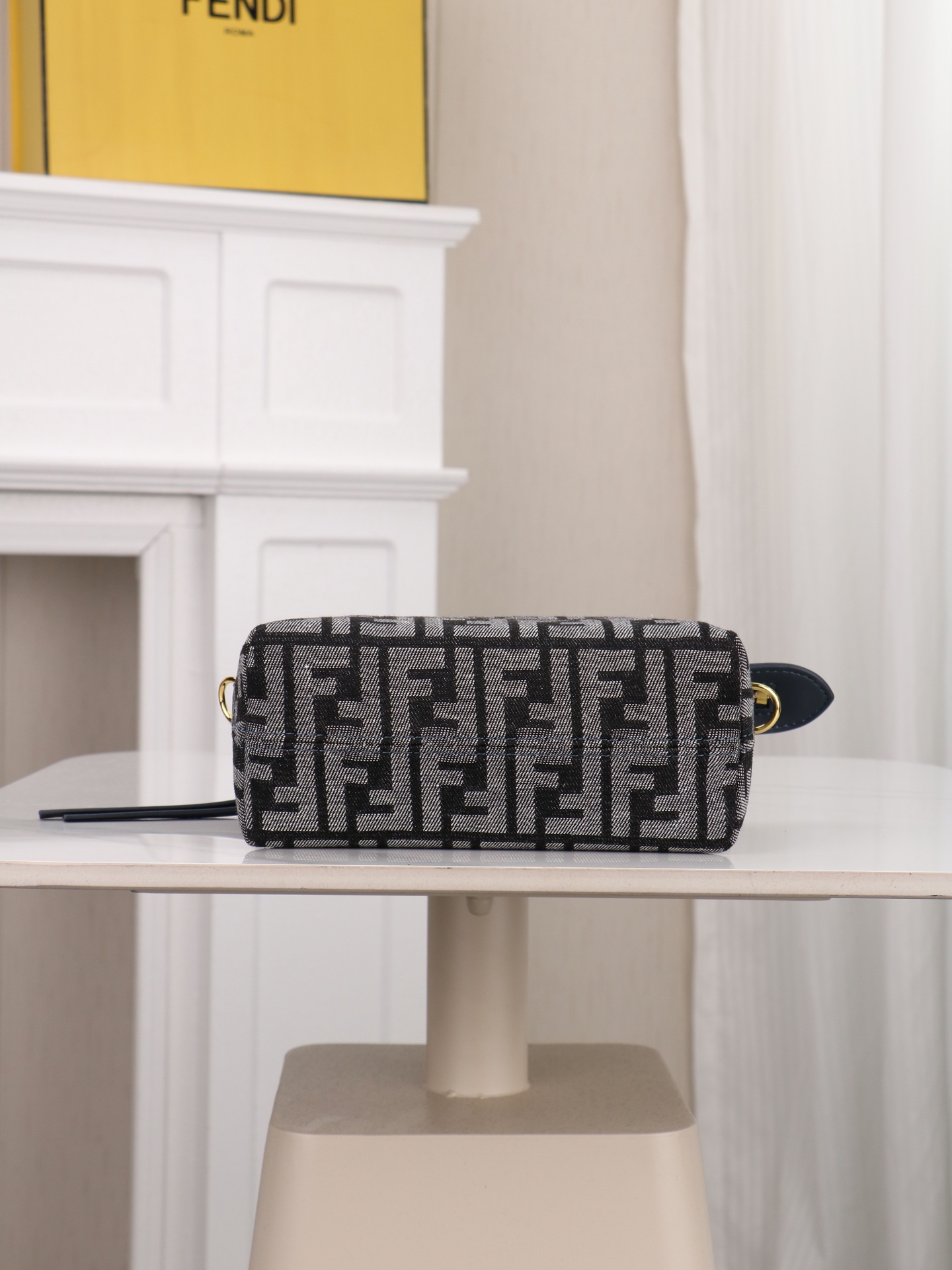 型号1011 FENDI^ 新品波士顿手提包~ 经典老花布料搭配小牛皮材质,双提手和吊坠,可调节可拆卸肩带,顶部拉链设计 型号1011 FENDI^ 新品波士顿手提包~ 经典老花布料搭配小牛皮材质,双提手和吊坠,可调节可拆卸肩带,顶部拉链设计