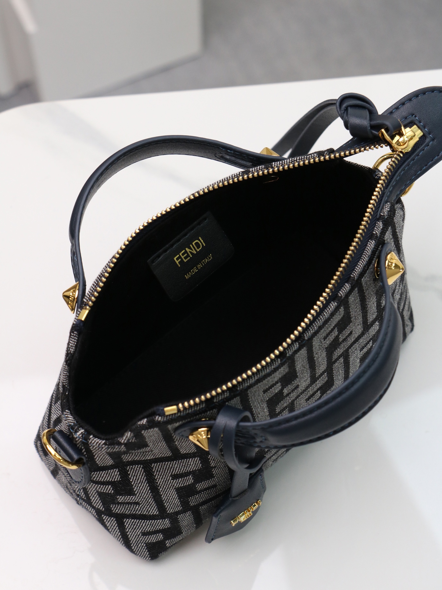 型号1011 FENDI^ 新品波士顿手提包~ 经典老花布料搭配小牛皮材质,双提手和吊坠,可调节可拆卸肩带,顶部拉链设计 型号1011 FENDI^ 新品波士顿手提包~ 经典老花布料搭配小牛皮材质,双提手和吊坠,可调节可拆卸肩带,顶部拉链设计