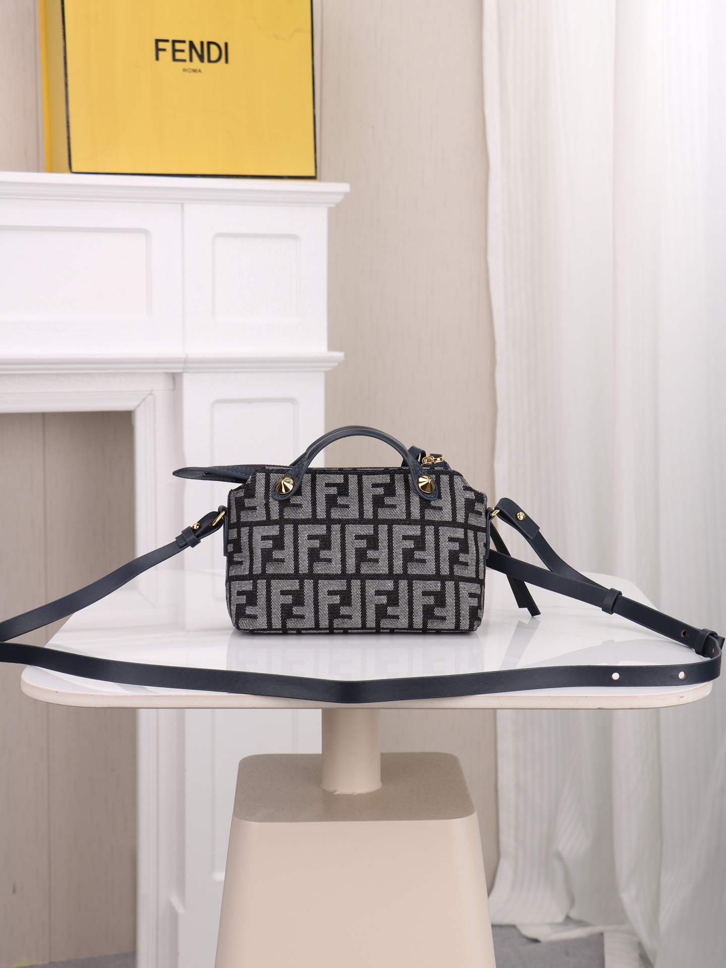 型号1011 FENDI^ 新品波士顿手提包~ 经典老花布料搭配小牛皮材质,双提手和吊坠,可调节可拆卸肩带,顶部拉链设计 型号1011 FENDI^ 新品波士顿手提包~ 经典老花布料搭配小牛皮材质,双提手和吊坠,可调节可拆卸肩带,顶部拉链设计