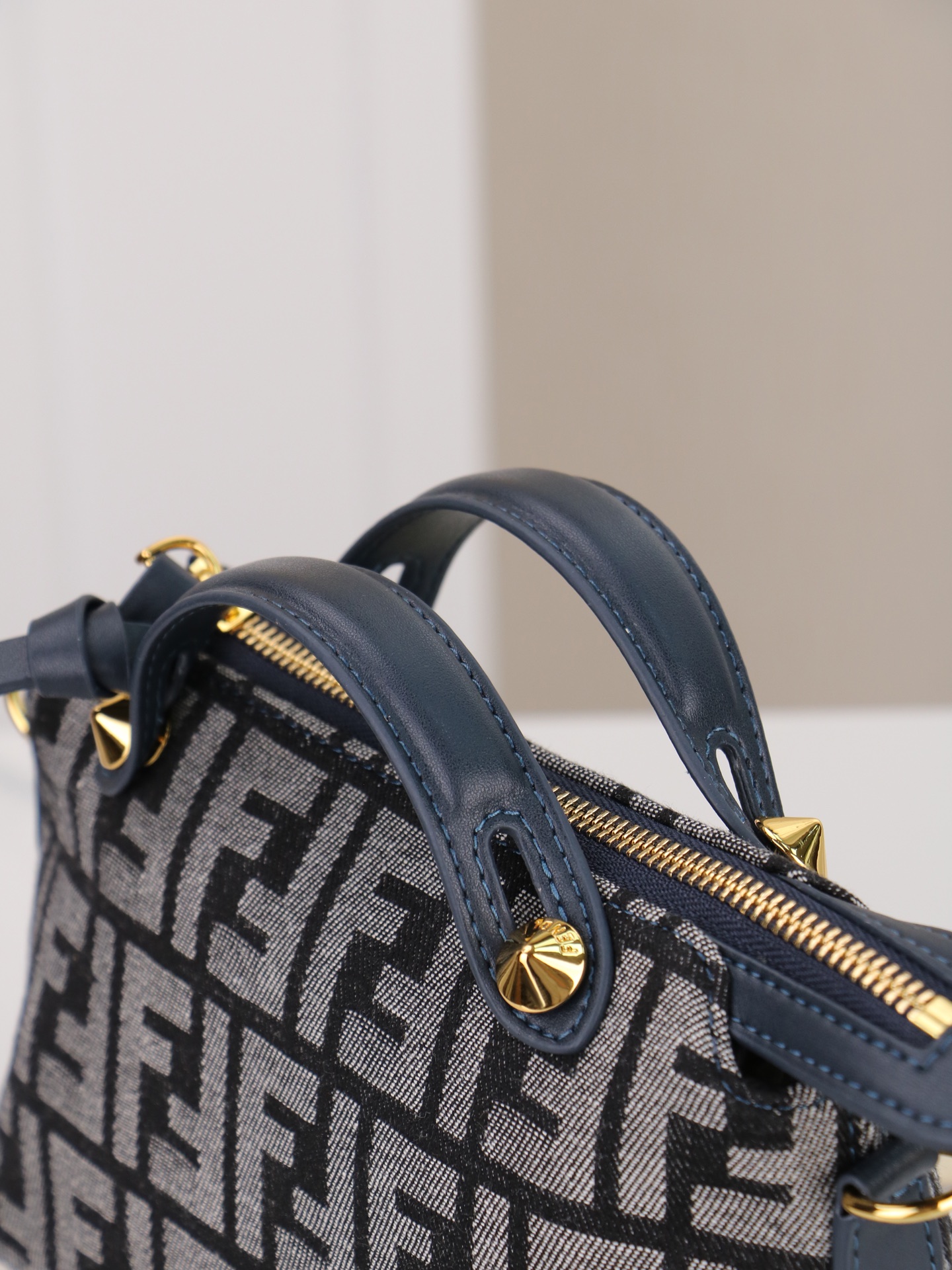 型号1011 FENDI^ 新品波士顿手提包~ 经典老花布料搭配小牛皮材质,双提手和吊坠,可调节可拆卸肩带,顶部拉链设计 型号1011 FENDI^ 新品波士顿手提包~ 经典老花布料搭配小牛皮材质,双提手和吊坠,可调节可拆卸肩带,顶部拉链设计