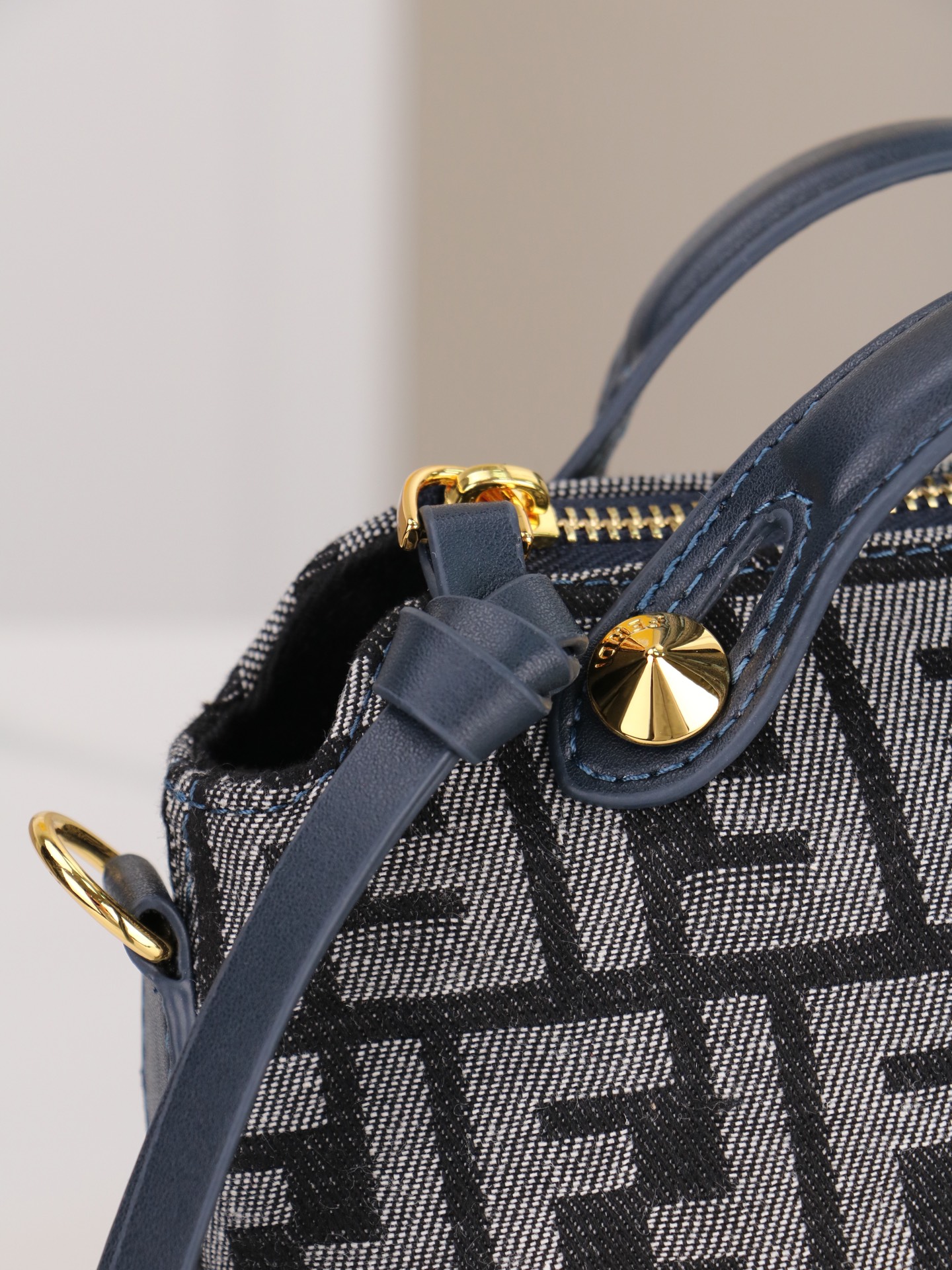 型号1011 FENDI^ 新品波士顿手提包~ 经典老花布料搭配小牛皮材质,双提手和吊坠,可调节可拆卸肩带,顶部拉链设计 型号1011 FENDI^ 新品波士顿手提包~ 经典老花布料搭配小牛皮材质,双提手和吊坠,可调节可拆卸肩带,顶部拉链设计