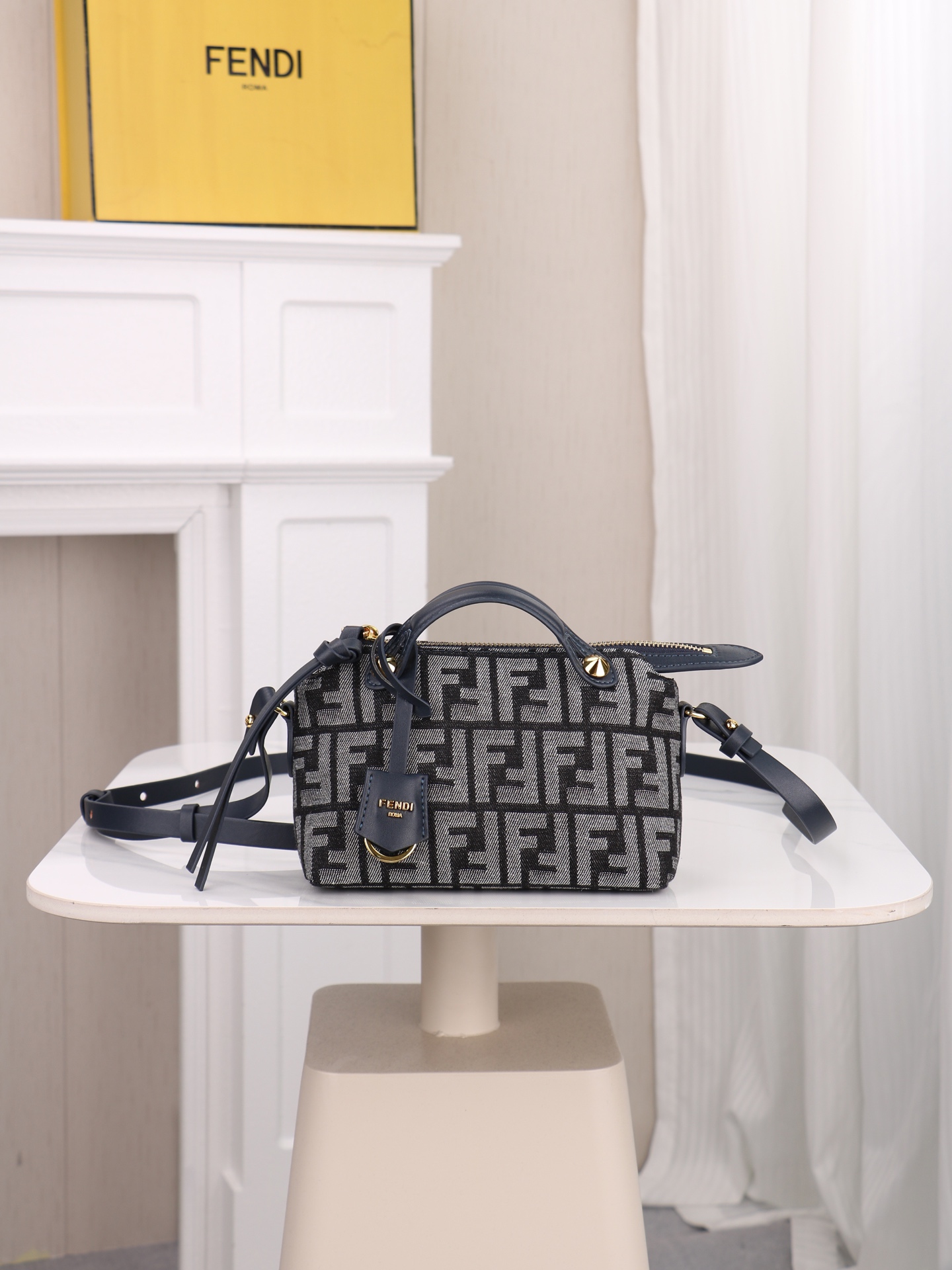 型号1011 FENDI^ 新品波士顿手提包~ 经典老花布料搭配小牛皮材质,双提手和吊坠,可调节可拆卸肩带,顶部拉链设计 型号1011 FENDI^ 新品波士顿手提包~ 经典老花布料搭配小牛皮材质,双提手和吊坠,可调节可拆卸肩带,顶部拉链设计