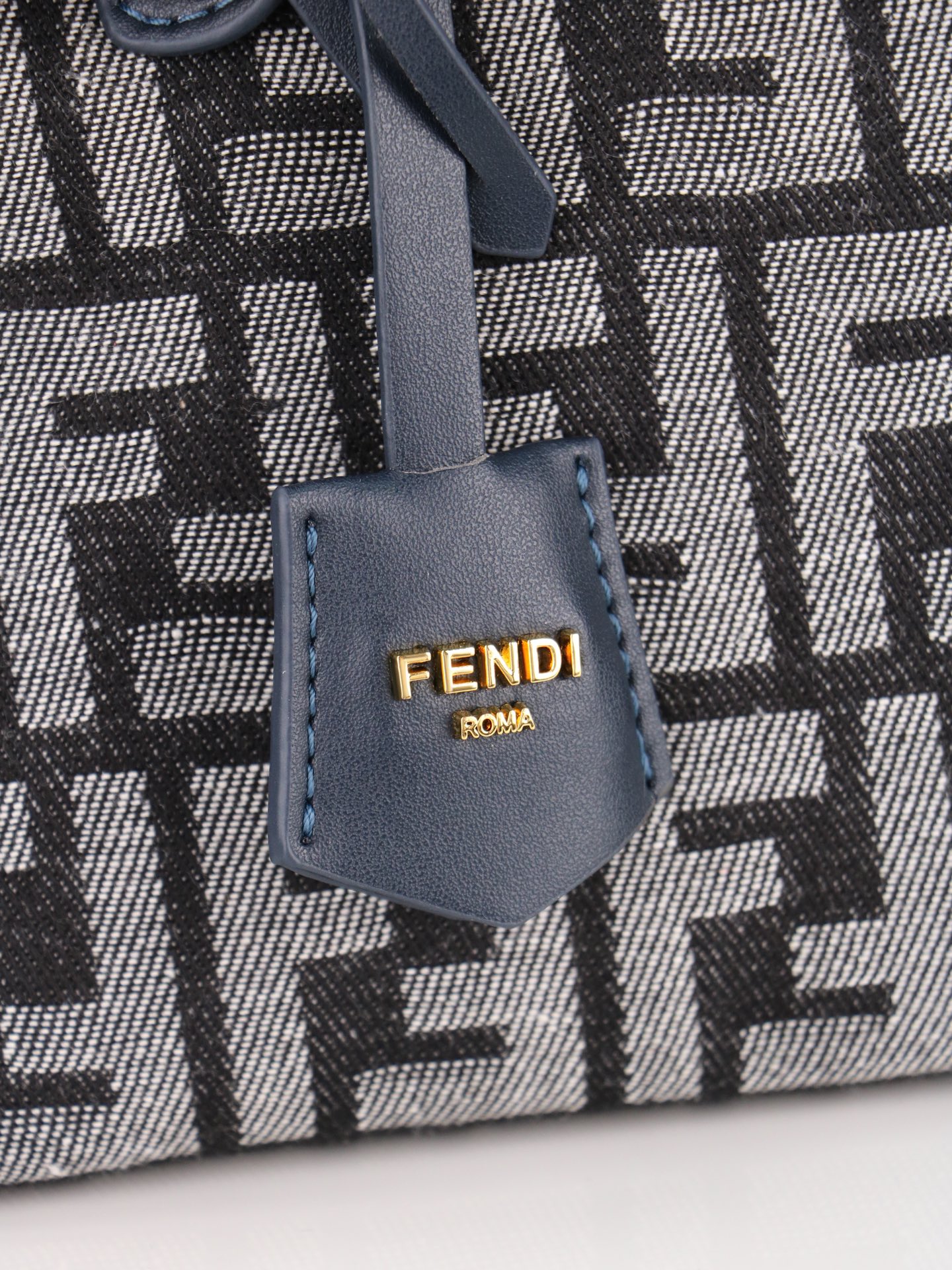 型号1011 FENDI^ 新品波士顿手提包~ 经典老花布料搭配小牛皮材质,双提手和吊坠,可调节可拆卸肩带,顶部拉链设计 型号1011 FENDI^ 新品波士顿手提包~ 经典老花布料搭配小牛皮材质,双提手和吊坠,可调节可拆卸肩带,顶部拉链设计