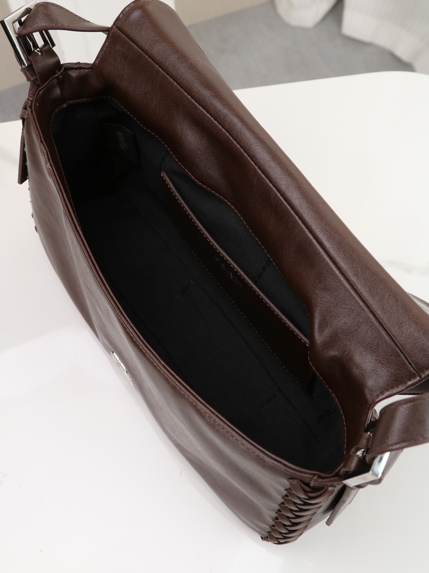 型号1121 芬迪Fendi 26编织法棍包​​ 👜Fendi 2026法棍包，棕色皮+编织细节，复古又时髦！包身流线型
