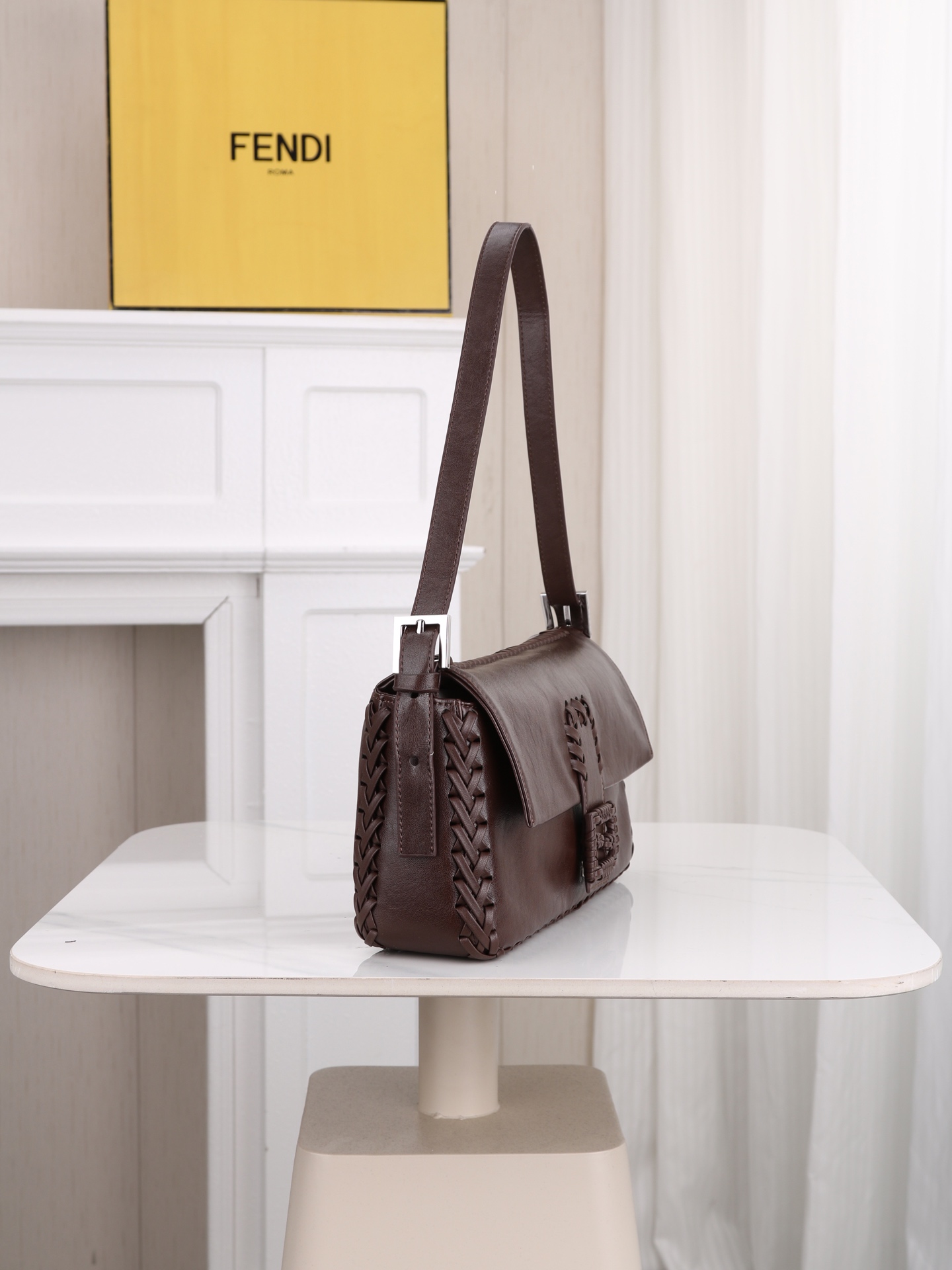 型号1121 芬迪Fendi 26编织法棍包​​ 👜Fendi 2026法棍包，棕色皮+编织细节，复古又时髦！包身流线型