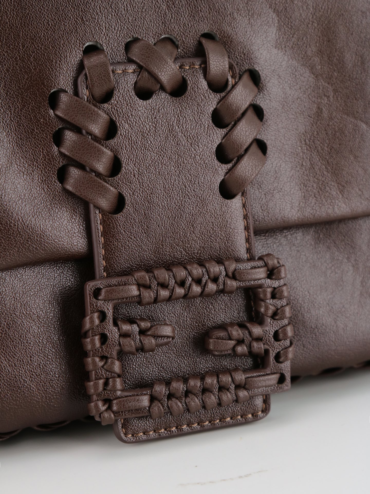 型号1121 芬迪Fendi 26编织法棍包​​ 👜Fendi 2026法棍包，棕色皮+编织细节，复古又时髦！包身流线型
