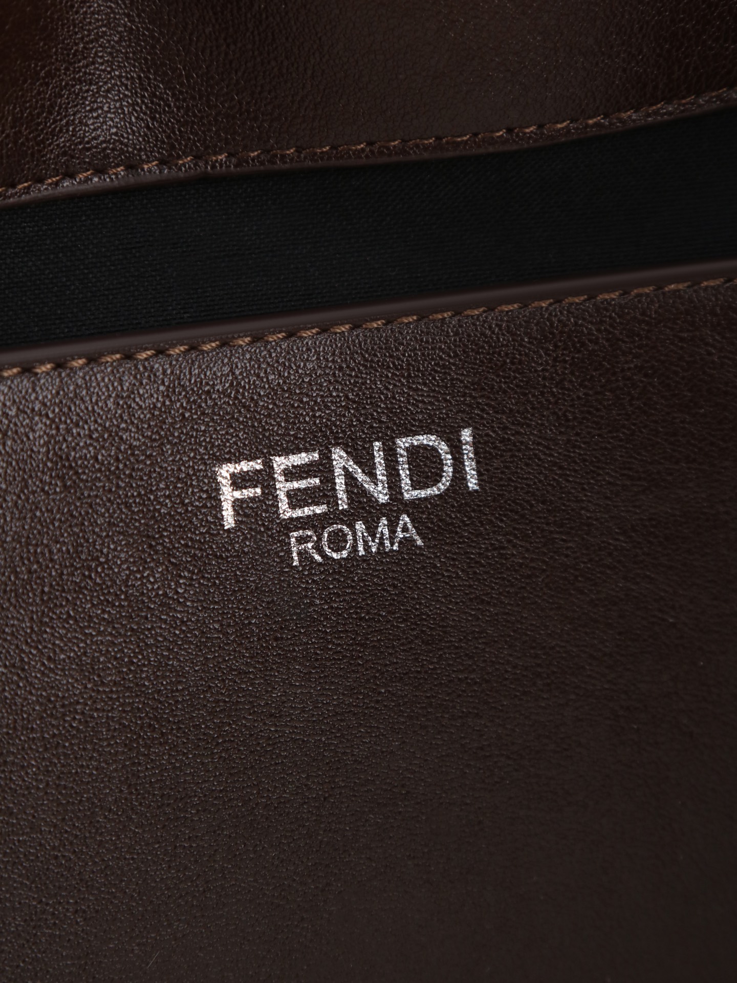 型号1121 芬迪Fendi 26编织法棍包​​ 👜Fendi 2026法棍包，棕色皮+编织细节，复古又时髦！包身流线型
