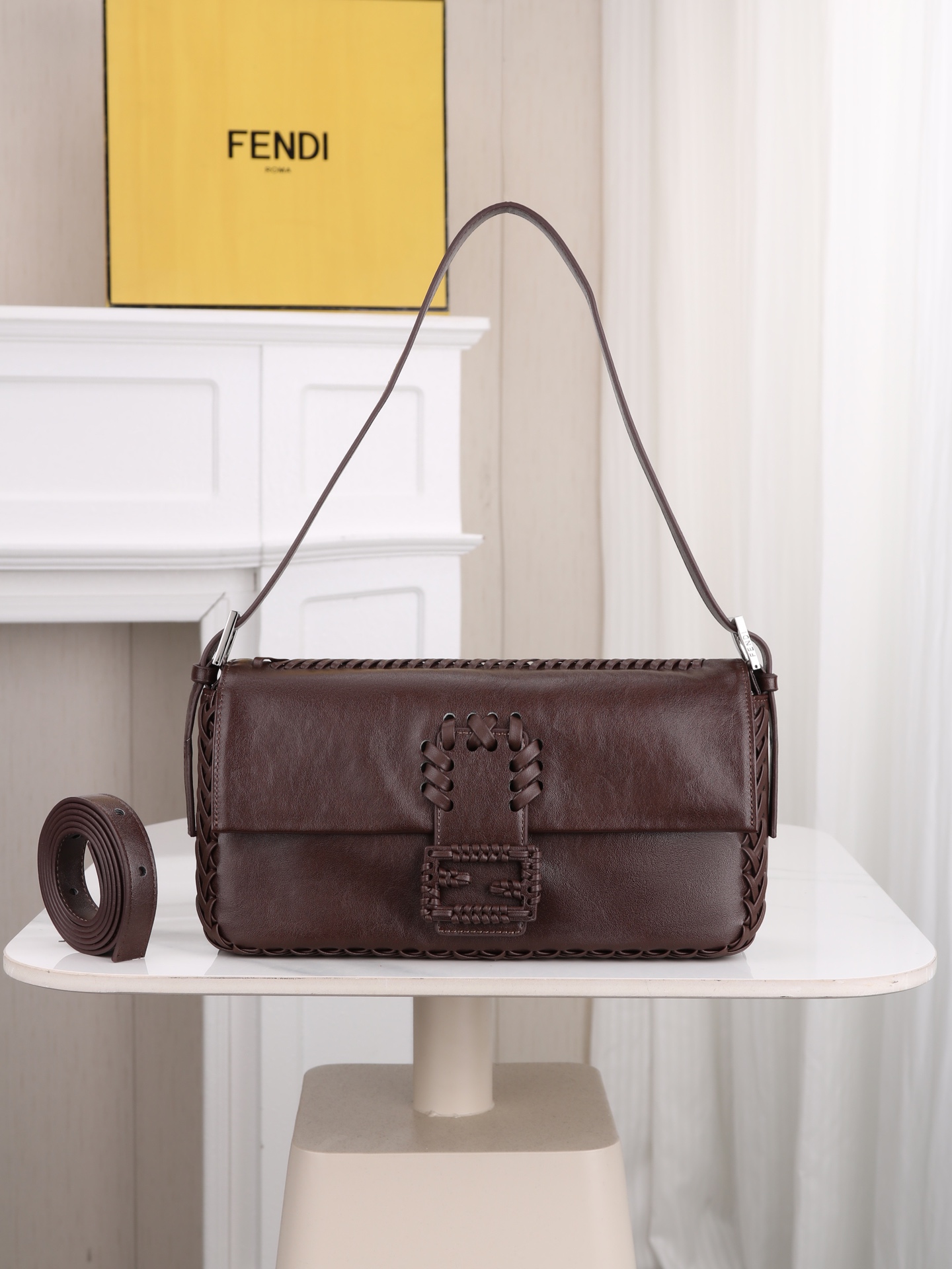 型号1121 芬迪Fendi 26编织法棍包​​ 👜Fendi 2026法棍包，棕色皮+编织细节，复古又时髦！包身流线型