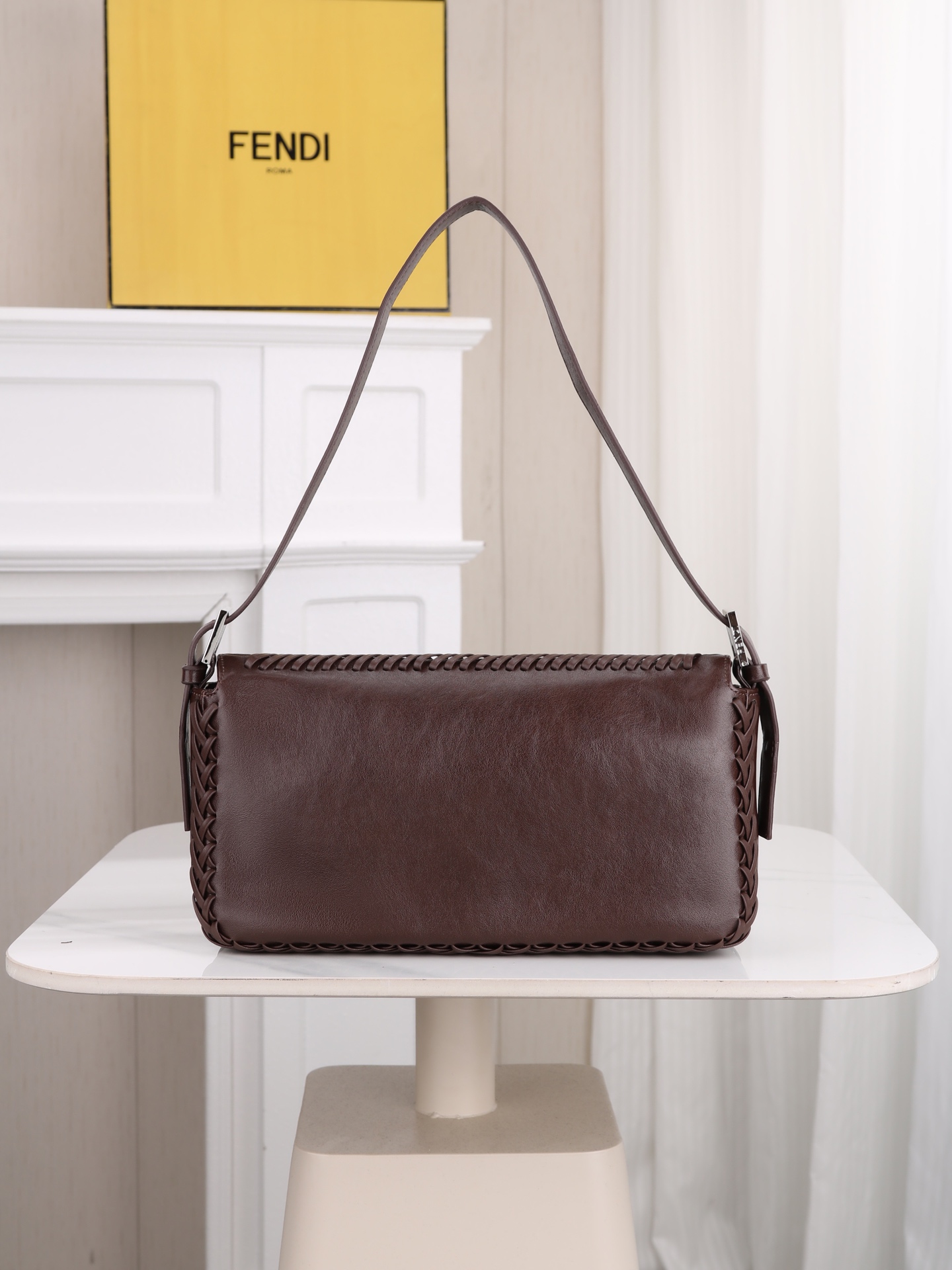 型号1121 芬迪Fendi 26编织法棍包​​ 👜Fendi 2026法棍包，棕色皮+编织细节，复古又时髦！包身流线型