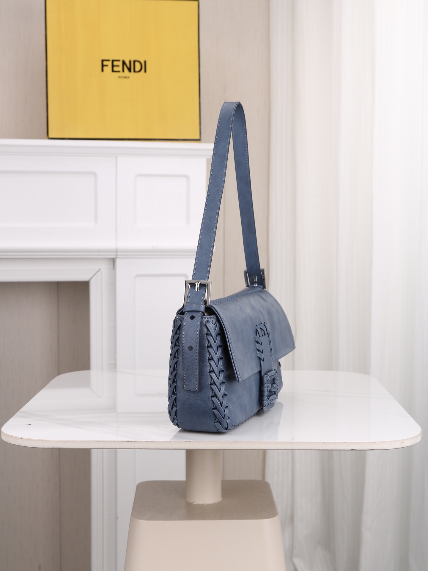 型号1121 芬迪Fendi 26编织法棍包​​ 👜Fendi 2026法棍包，棕色皮+编织细节，复古又时髦！包身流线型