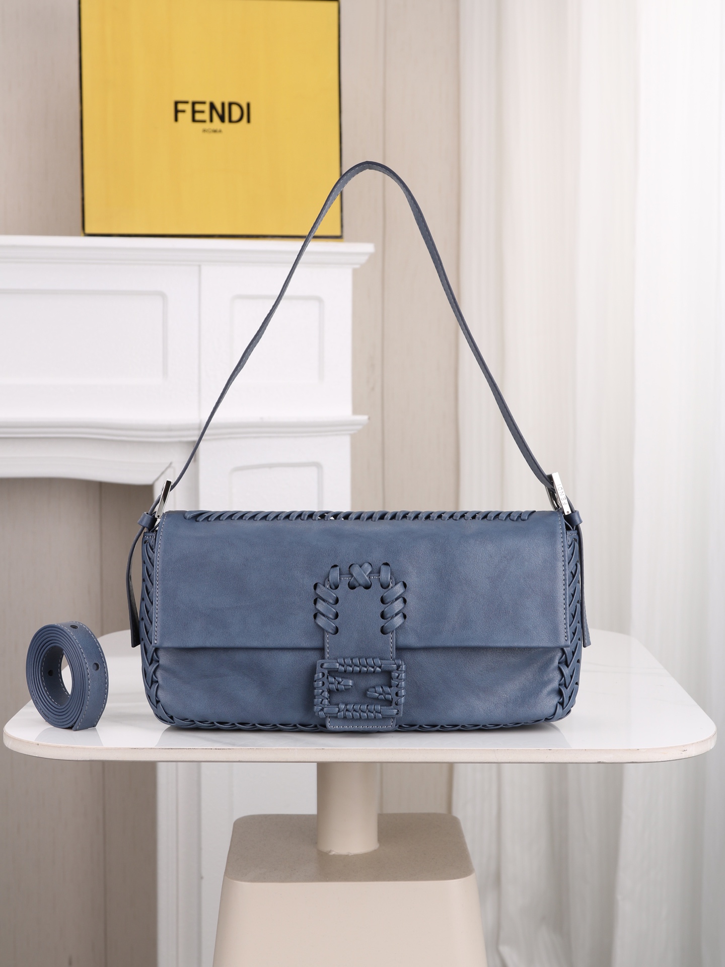 型号1121 芬迪Fendi 26编织法棍包​​ 👜Fendi 2026法棍包，棕色皮+编织细节，复古又时髦！包身流线型