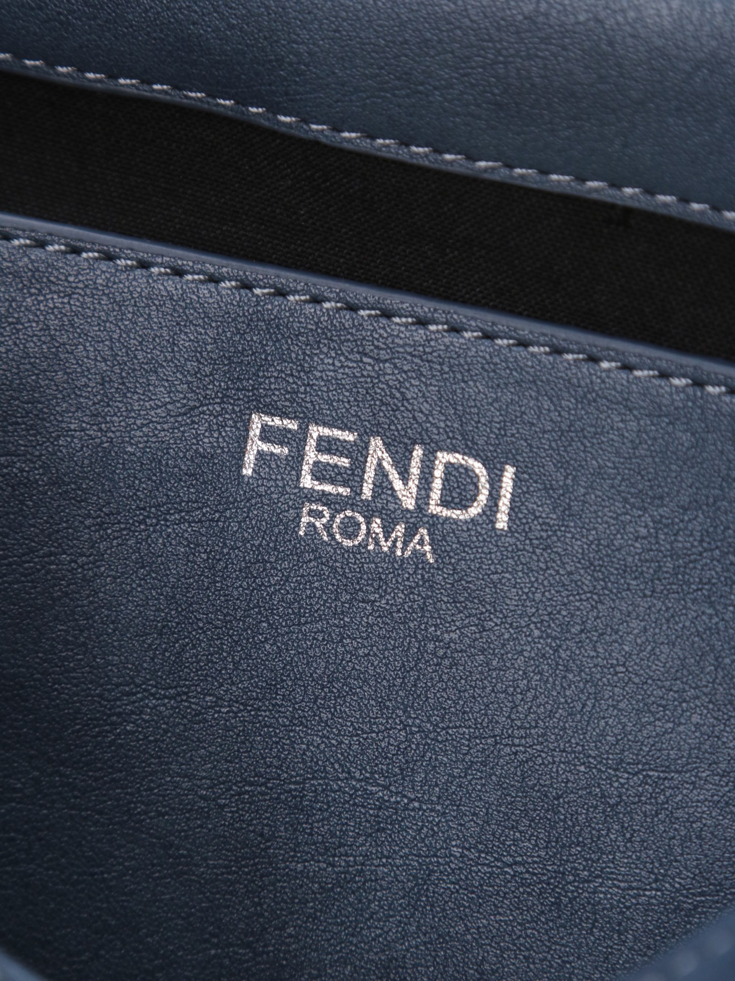 型号1121 芬迪Fendi 26编织法棍包​​ 👜Fendi 2026法棍包，棕色皮+编织细节，复古又时髦！包身流线型